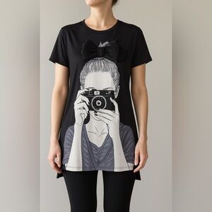 📸 Photographer Paparazzi Graphic Tunic Top with 3D Bow
Women’s Size L
